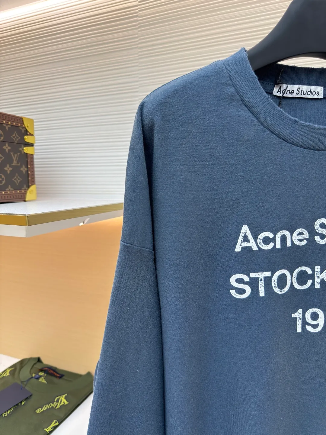 Acne Studios 1966 mud-dyed washed and aged long sleeves ●Authentic product: purchased and developed by 2279 ●Item number: 1680625-A15 ●Fabric: super soft cotton fabric ●Technology: washed and distressed ●Version: loose fit ●Weight: about 395 grams ●Size: S-M-L-XL ●Description: Made of ultra-soft pure cotton fabric, garment-dyed, washed and distressed, the chest part has a dirty feel, and the lower part shows a gradient effect. The neckline is slightly frayed to better fit the overall tone. The overall line is straight and delicate, the fabric is comfortable and soft, and the color is consistent without color difference. It can be matched with the same style to create a fashionable look and control various occasions. Customized accessories, complete with three standards, the same style for men and women!
